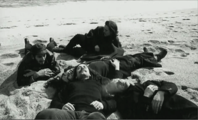 Los integrantes de Smash en la Playa de Aro, durante la grabación de 'El Garrotín'