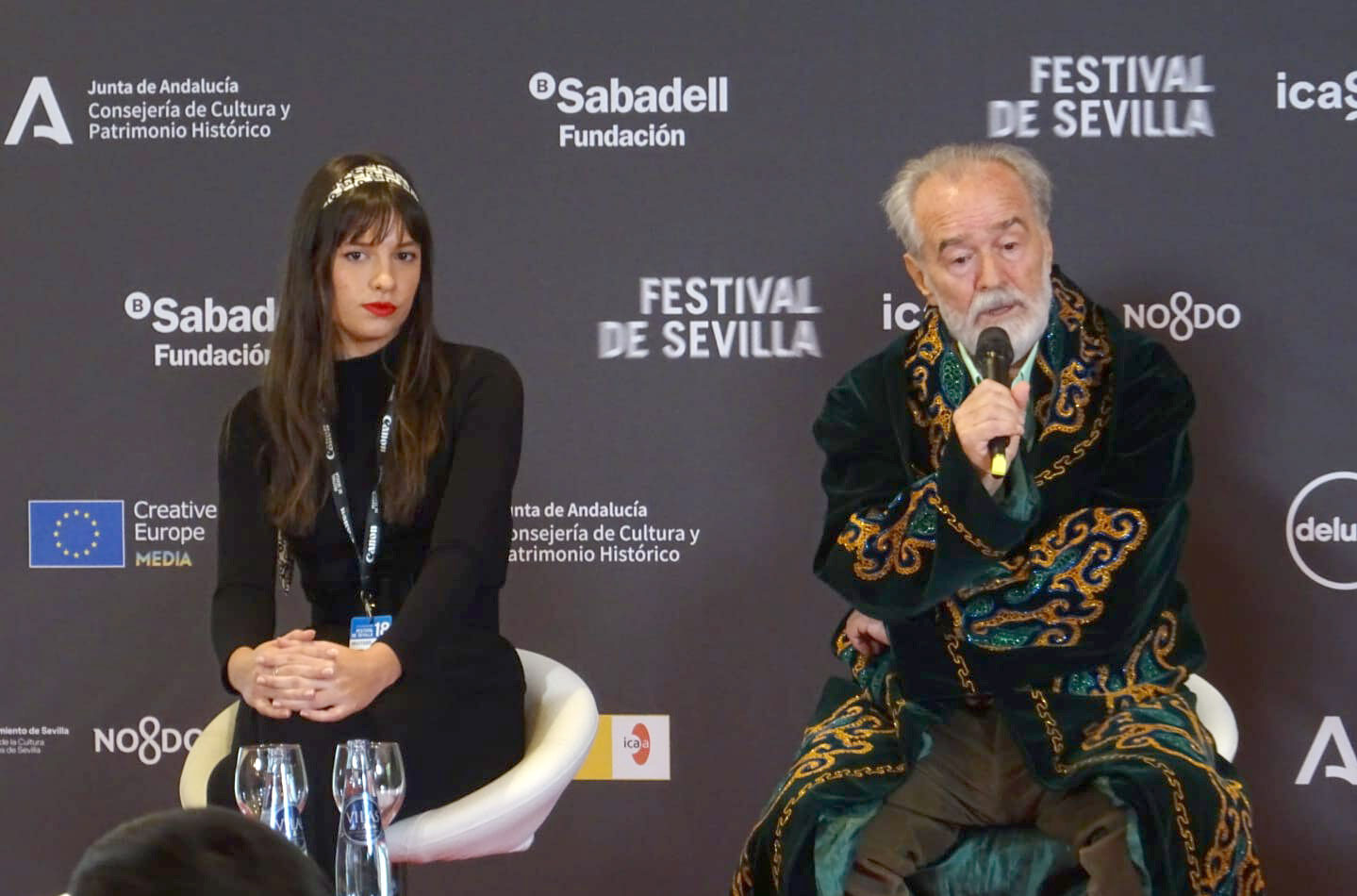 Olivia Cábez, una de las actrices de "Ainur" y "Dejen de prohibir...", junto a Gonzalo García Pelayo, director, ataviado con la ropa de gala kazaja.