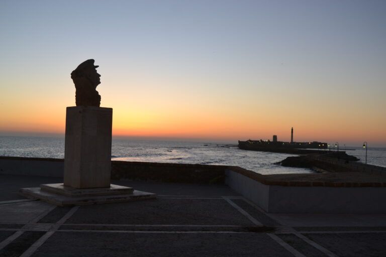 El busto de Paco Alba mira de frente el mar de Cádiz.