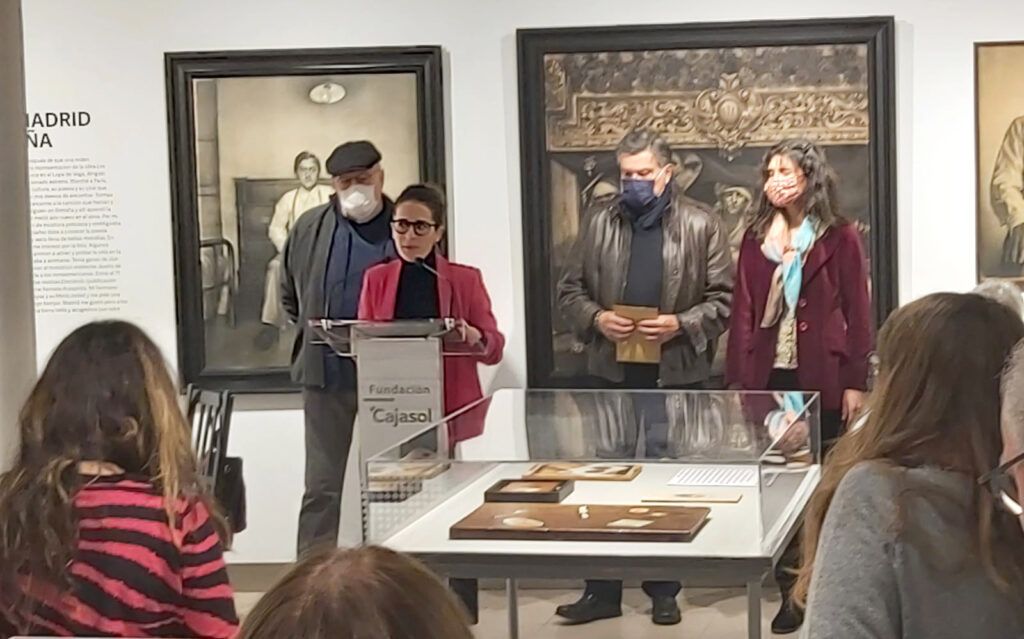 Josele y Máximo Moreno, hermanos de Benito Moreno, junto a Beatriz, su hija, en la presentación de la exposición dedicada al pintor en la Fundación Cajasol.