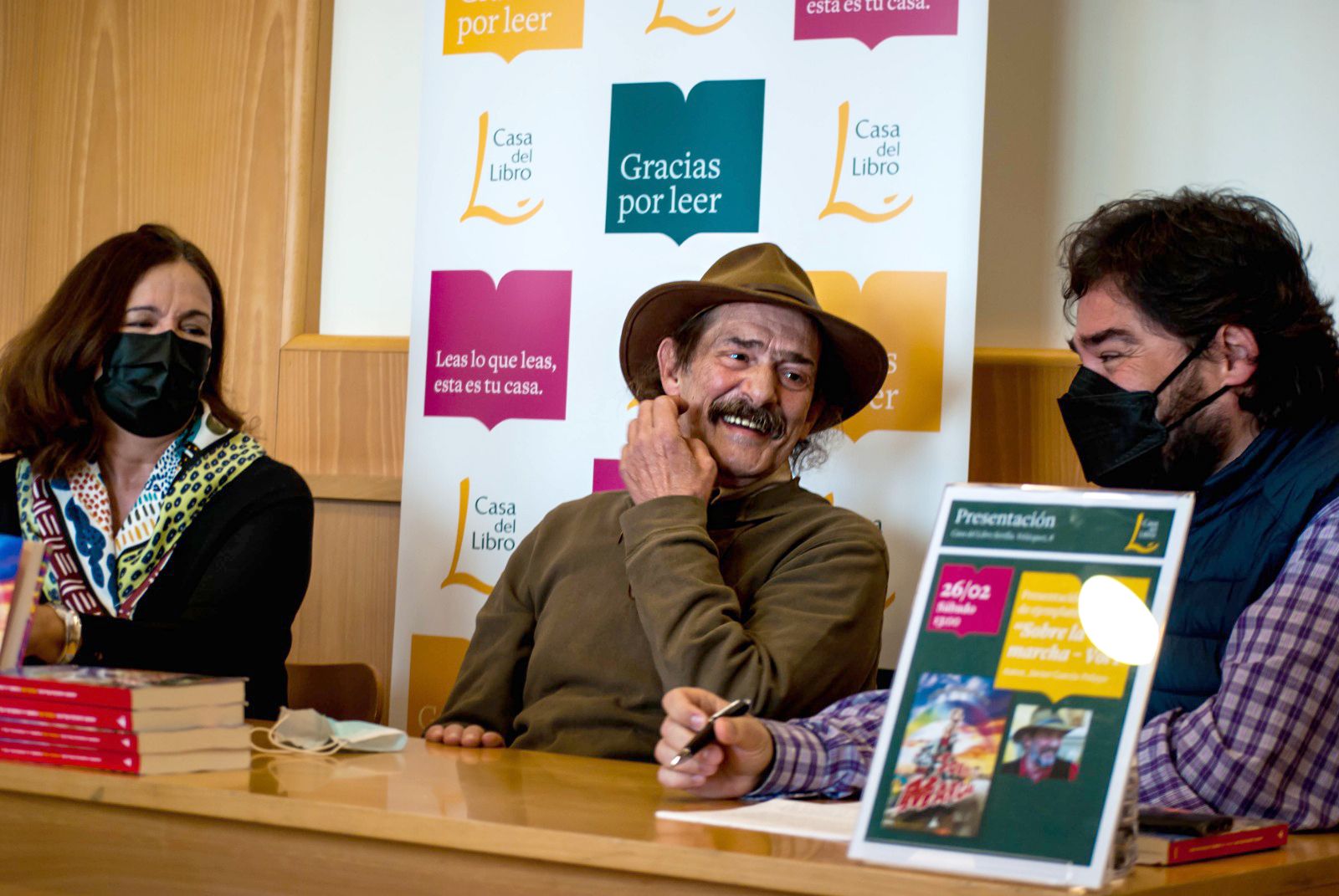 Javier García-Pelayo, flanqueado por los periodistas Maite Chacón e Ignacio Díaz Pérez, en la presentación del libro en Sevilla.