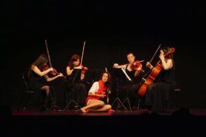 El cuarteto Almaclara·Inés Rosales y la bailarina Leticia Gude interpretando las "Siete Palabras" de Haydn.