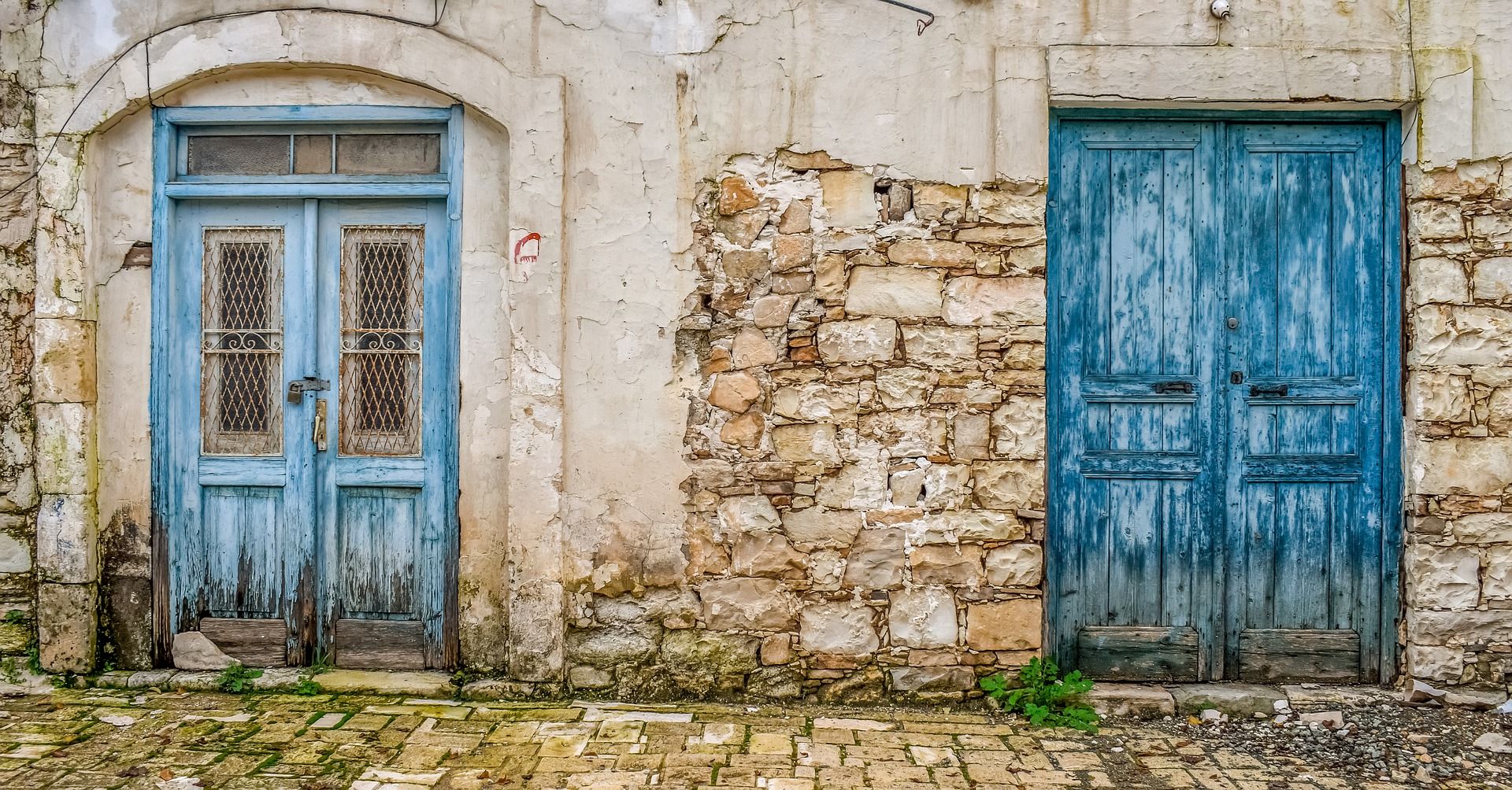 Dos puertas típicas de la arquitectura popular portuguesa.