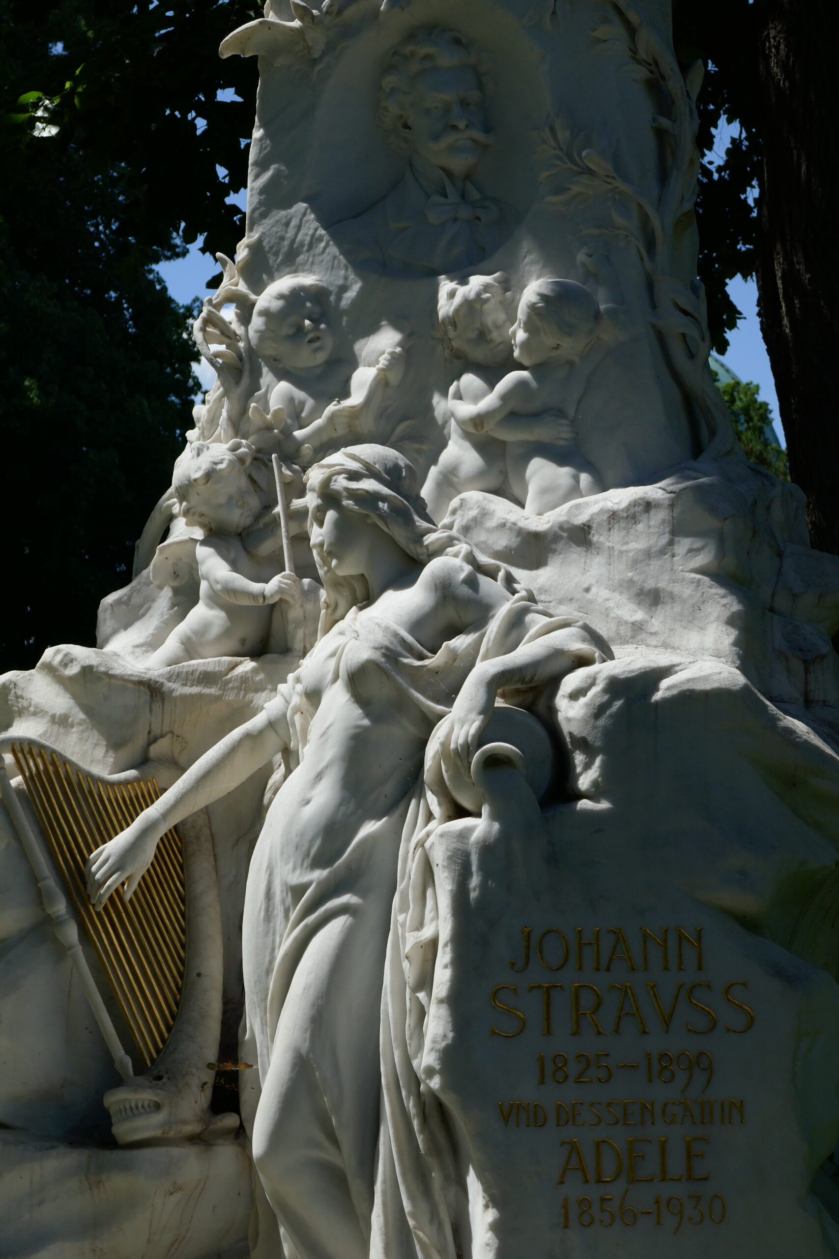 Detalle de la exuberante tumba de Johann Strauss hijo.