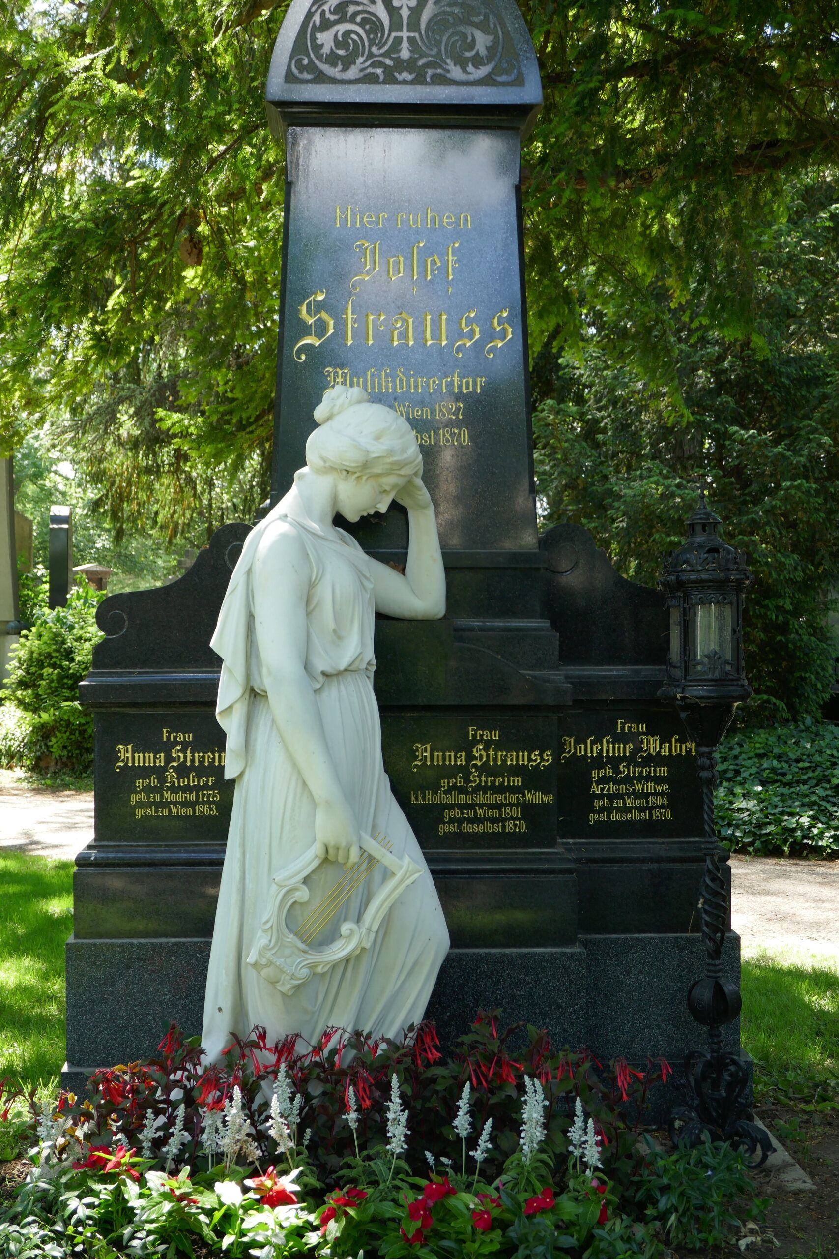 La tumba de Josef Strauss y otros miembros de la saga de músicos vieneses.