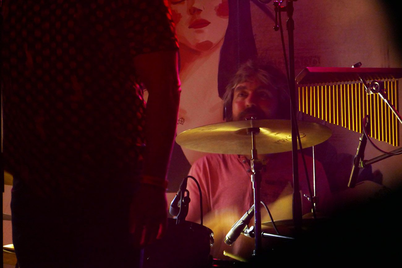 Rau Gómez, con las baquetas al fondo del escenario durante el concierto de Malabriega.