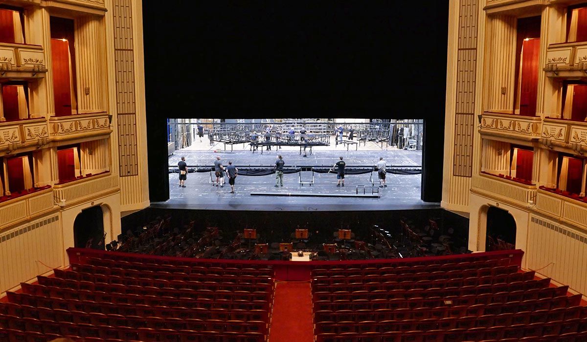 El auditorio de la Ópera durante el montaje de la escenografía para una obra de Wagner.