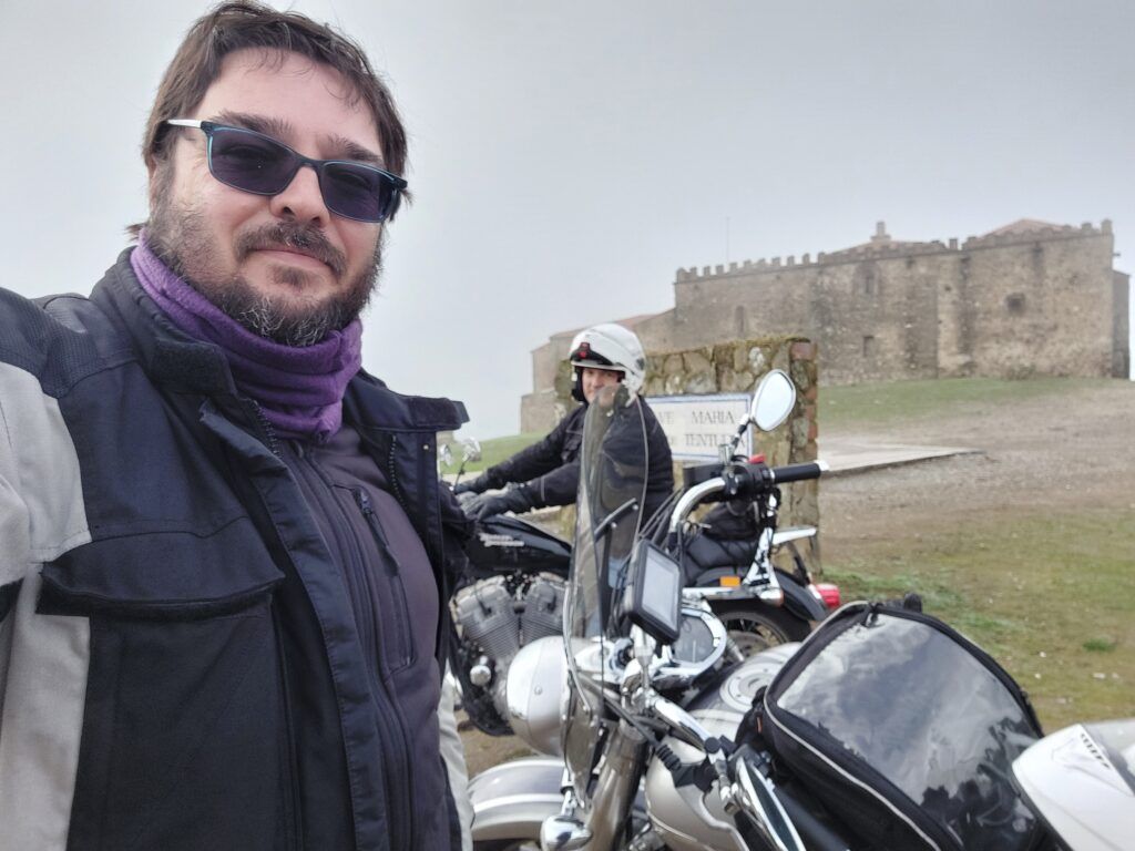 Con las motos, junto al monasterio de Tentudía.