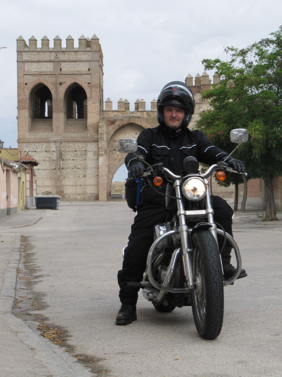 Emilio, montado en su Harley Davidson, en Madrigal de las Altas Torres, cuna de Isabel la Católica y la uva verdejo.