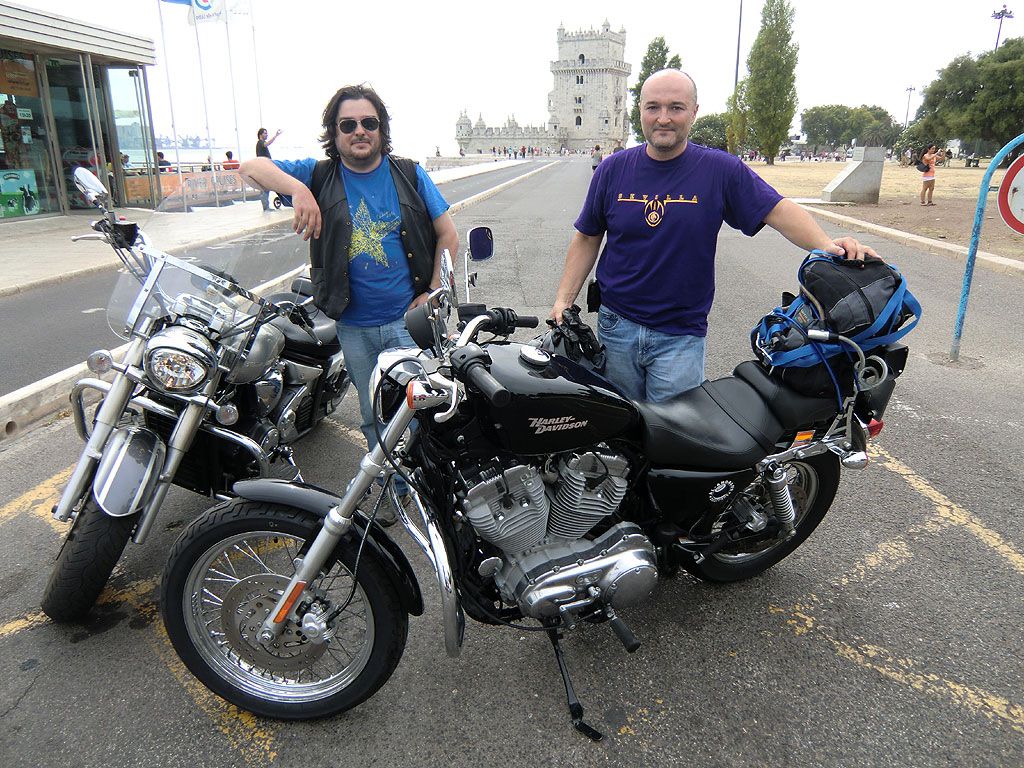 Emilio, con su Harley Davidson modelo Sporster 883, y un servidor, con la Midnight Star de Yamaha, junto a la Torre de Belem, en Portugal.