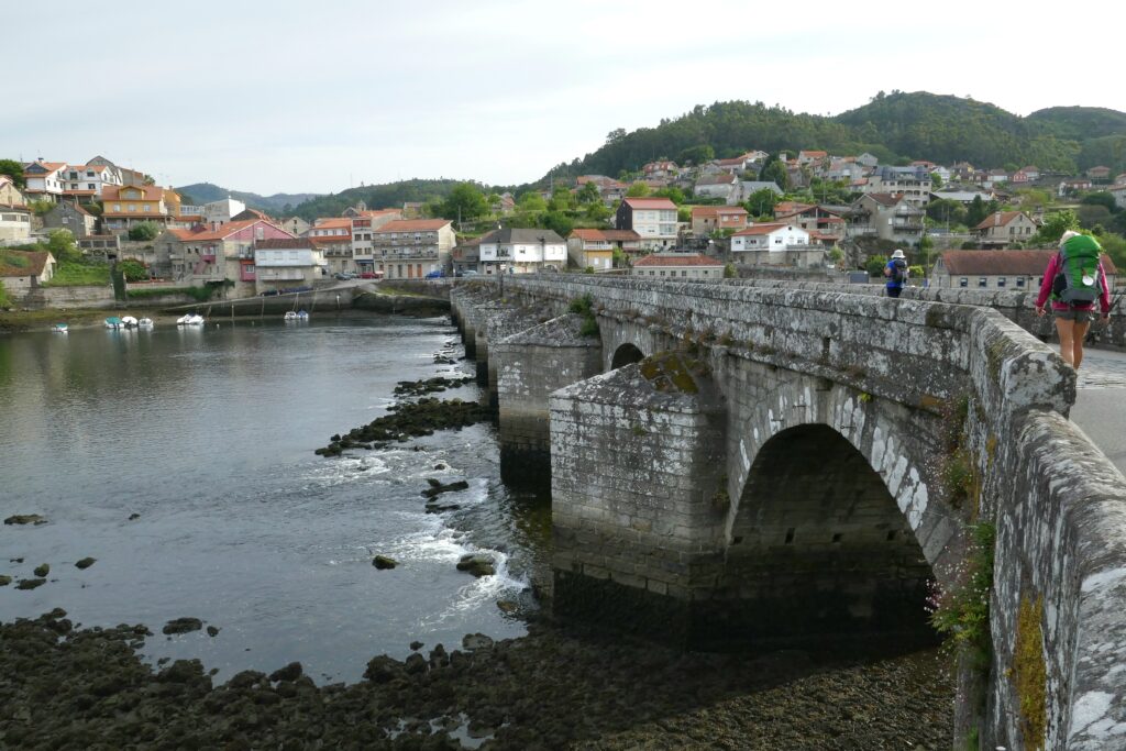 El puente romano que cruza en Arcade el río Verdugo.