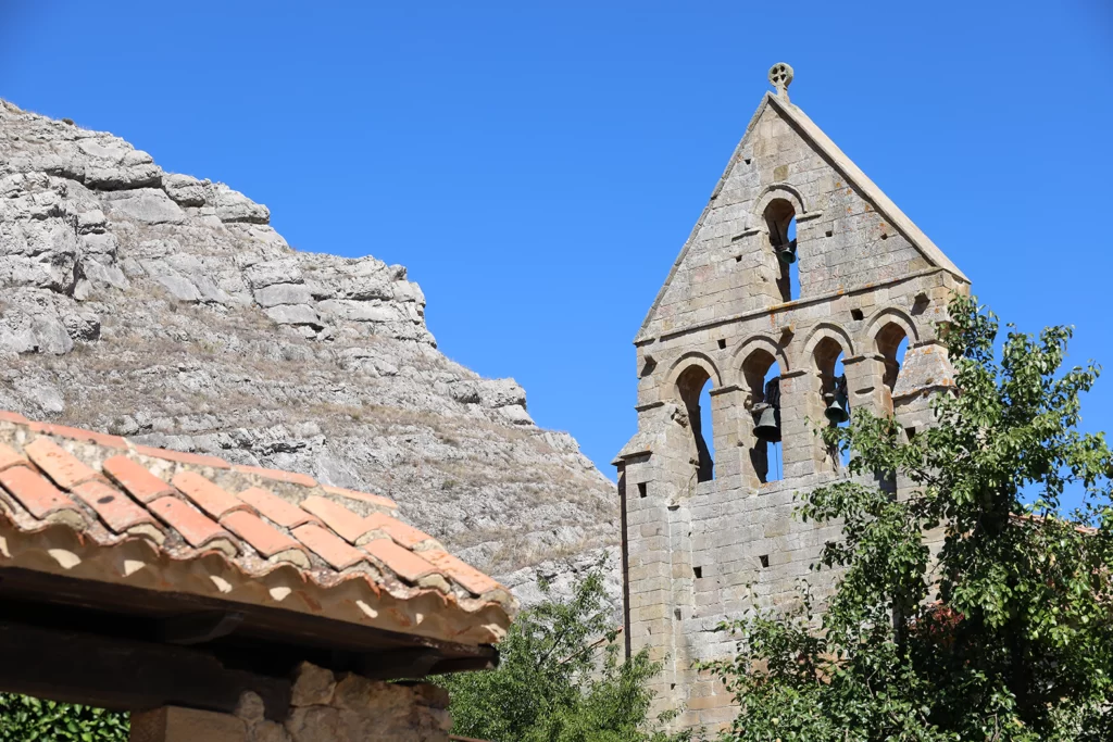 La espadana del Monasterio de Santa María la Real, que da la bienvenida a los visitantes de Aguilar de Campoo.