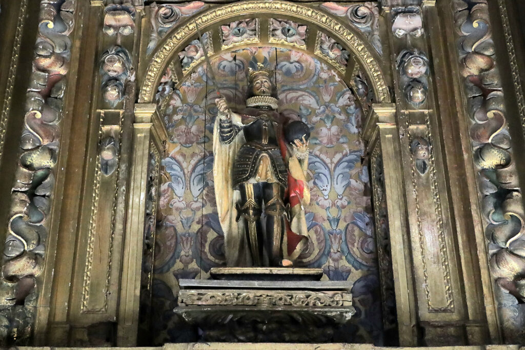 Rey San Fernando en uno de los altares de la Colegiata de San Miguel de Aguilar de Campoo.