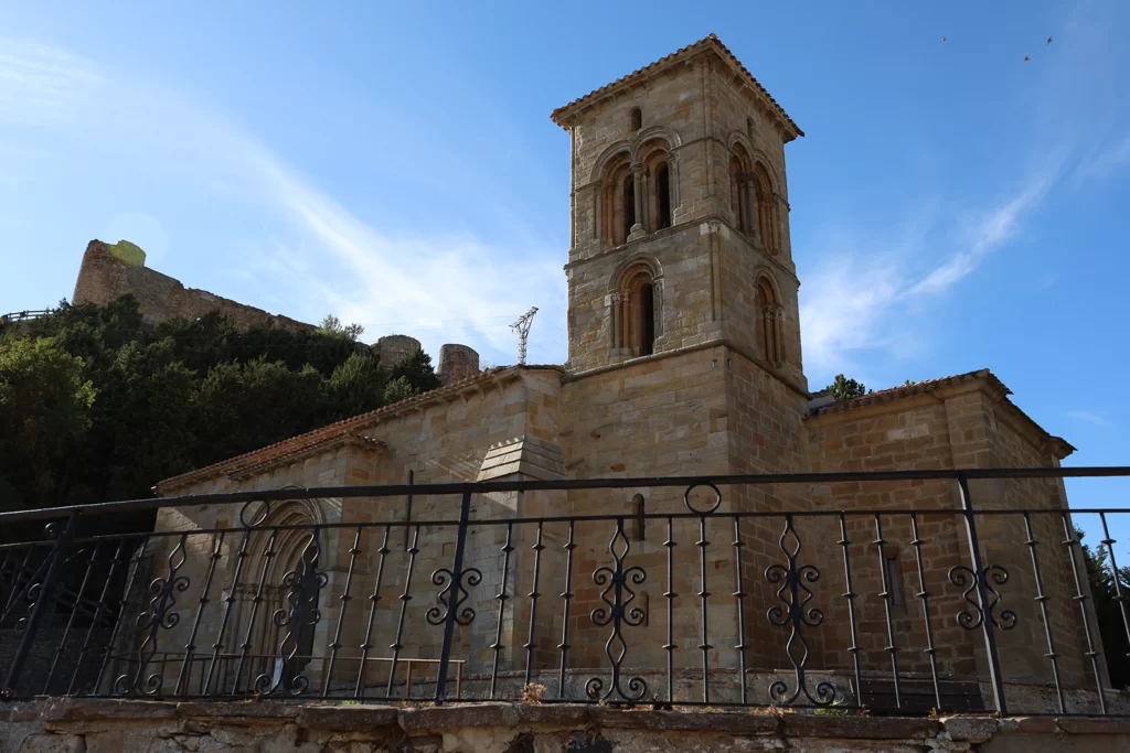 La bella ermita de Santa Cecilia, a los pies del castillo de Aguilar de Campoo.