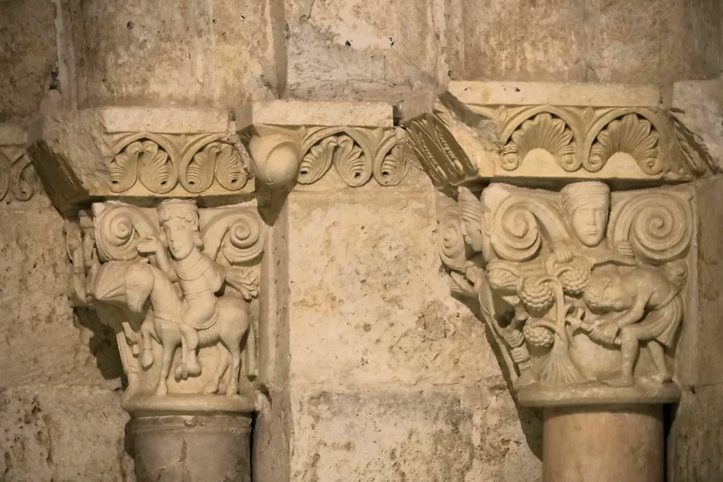 Detalle de los capitales de la portada románica de San Zoilo, en Carrión de los Condes.