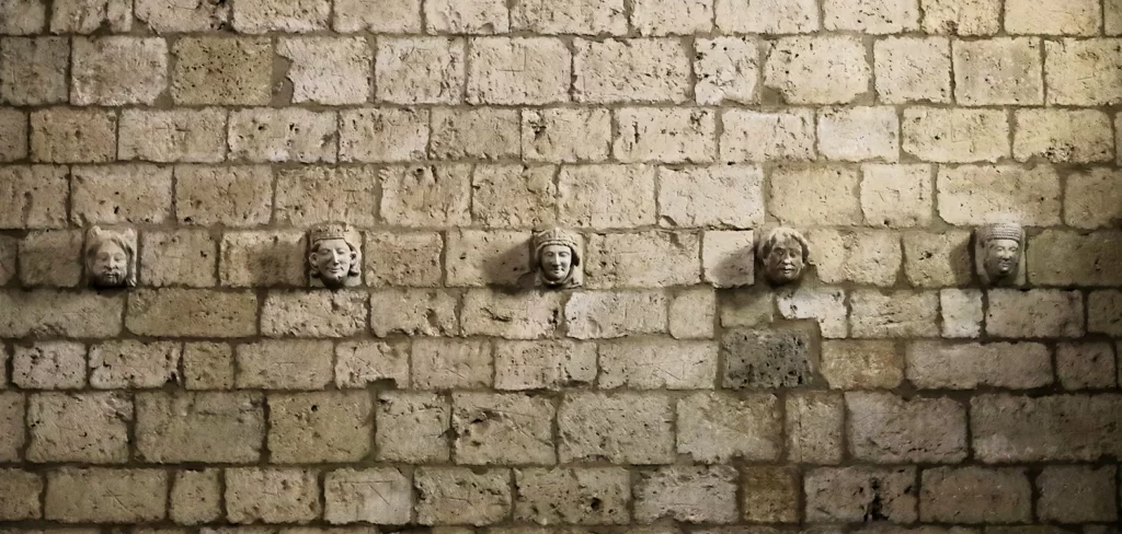 Los rostros de los personajes históricos vinculados a la historia de Villasirga parecen hablar con el visitante desde los muros de la espectaular iglesia templaria.