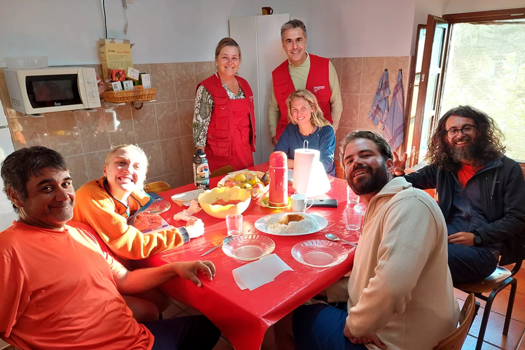Los hospitaleros, en la cocina del albergue, se disponen a cenar con los peregrinos que han llegado ese día a Villalcázar de Sirga.