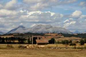 Los Picos de Europa, vistos desde el exterior de la iglesia de Santa Eufemia.