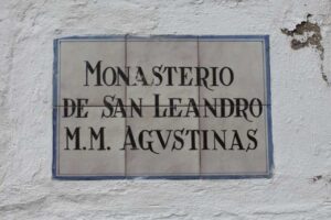 Azulejo con el nombre del monasterio, que se puede contemplar en el exterior del mismo.