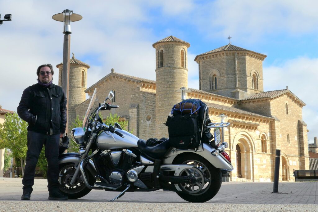 Con la moto cargada, junto a la iglesia de San Martín, en Frómista.