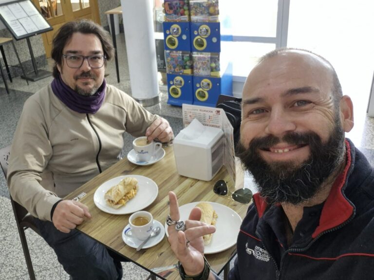 Desayunando con Toni, el ‘pipiolo’ camionero, cerca de Dueñas.