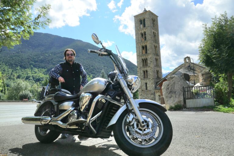 Con mi moto, junto a la iglesia de San Clemente de Taüll, en el Pirineo ilerdense.
