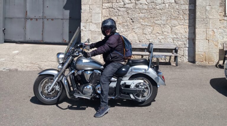 En la moto, al salir de Caleruega.