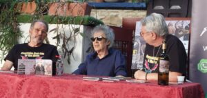 Antonio Smash, en La Carbonería, junto a Rafa Tardío y Juan Antonio Vergara, promotor del sello 5 Lunas, en la presentación del disco "Viéndolas venir".