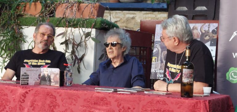Antonio Smash, en La Carbonería, junto a Rafa Tardío y Juan Antonio Vergara, promotor del sello 5 Lunas, en la presentación del disco "Viéndolas venir".
