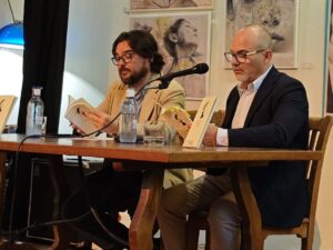 El autor y el presentador del acto en la presentación del poemario "Cien sonetos", de la editorial Platero, en la Sala El Cachorro.