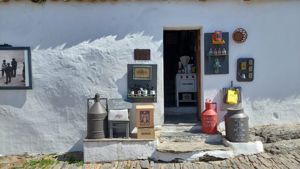 Detalle de una casa en la villa Monsaraz convertida en tienda de productos alentejanos.