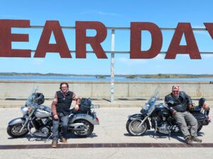 Los dos moteros, en la presa de Alqueva.