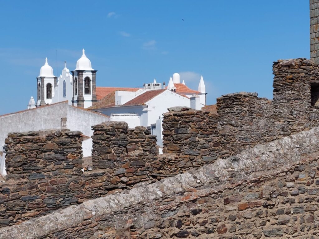 La iglesia principal de Monsaraz, vista desde el interior del Fuerte.