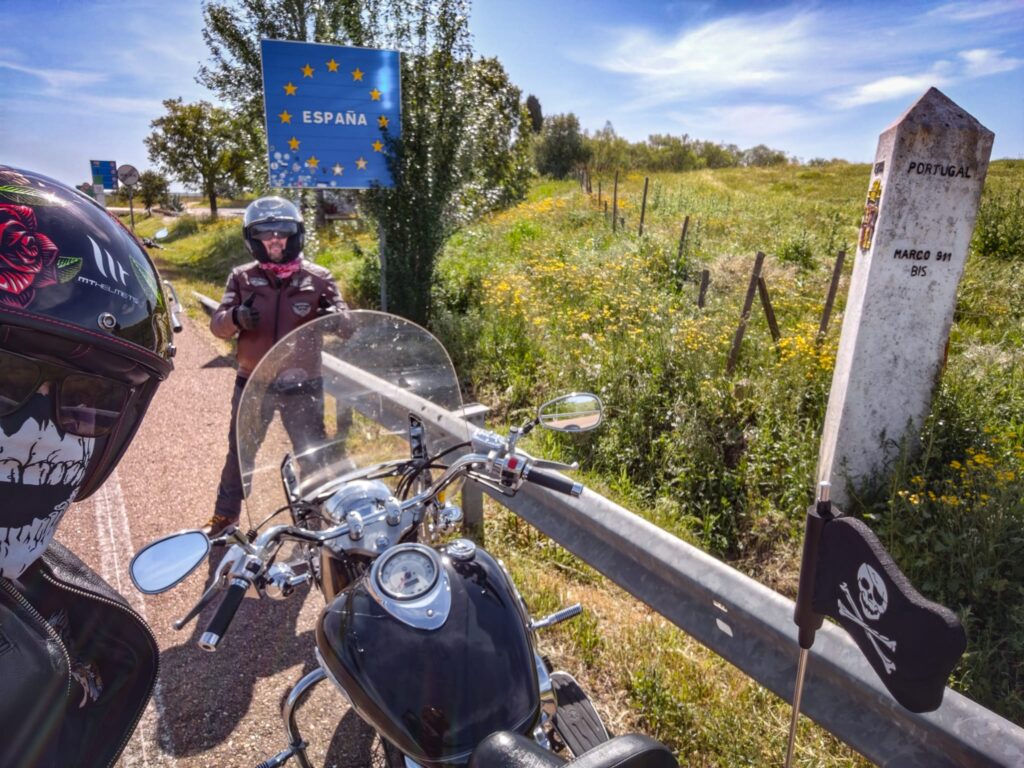 Los motoristas, a punto de cruzar hacia España ya de regreso.