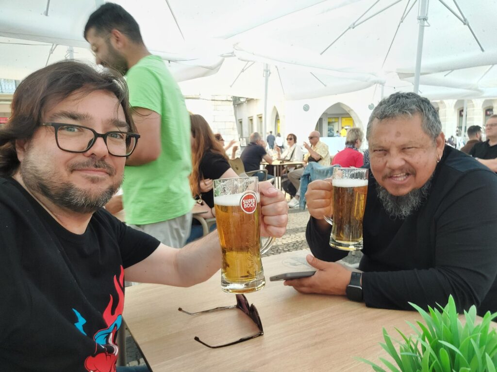 En Évora, cerveza en mano y brindando por la vida, con las motos aparcadas.