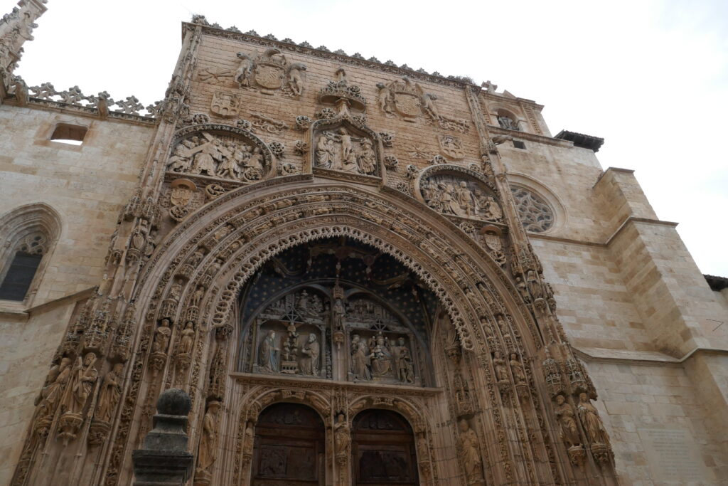 Fachada gótica de la espectacular iglesia de Santa María de Aranda de Duero.