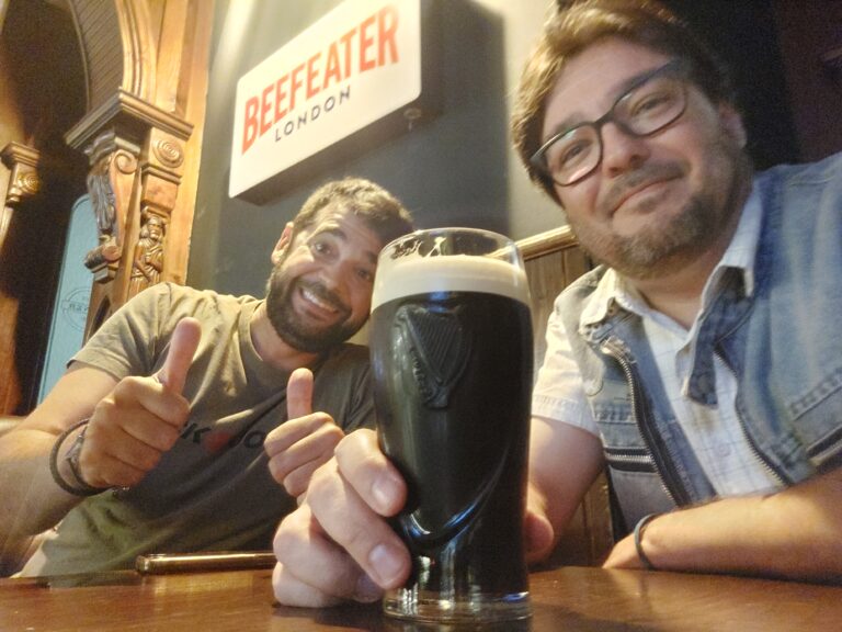 Disfrutando una pinta en el Iris Corner de Salamanca, durante el Valencia-Betis.